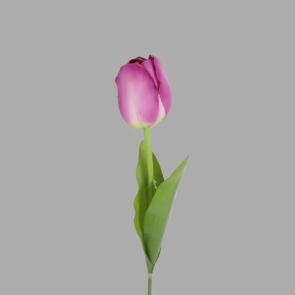 Hand som känner latexblommor